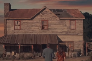 couples seeing an old house